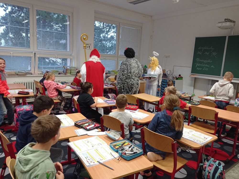 Mikulášská návštěva ve školní třídě