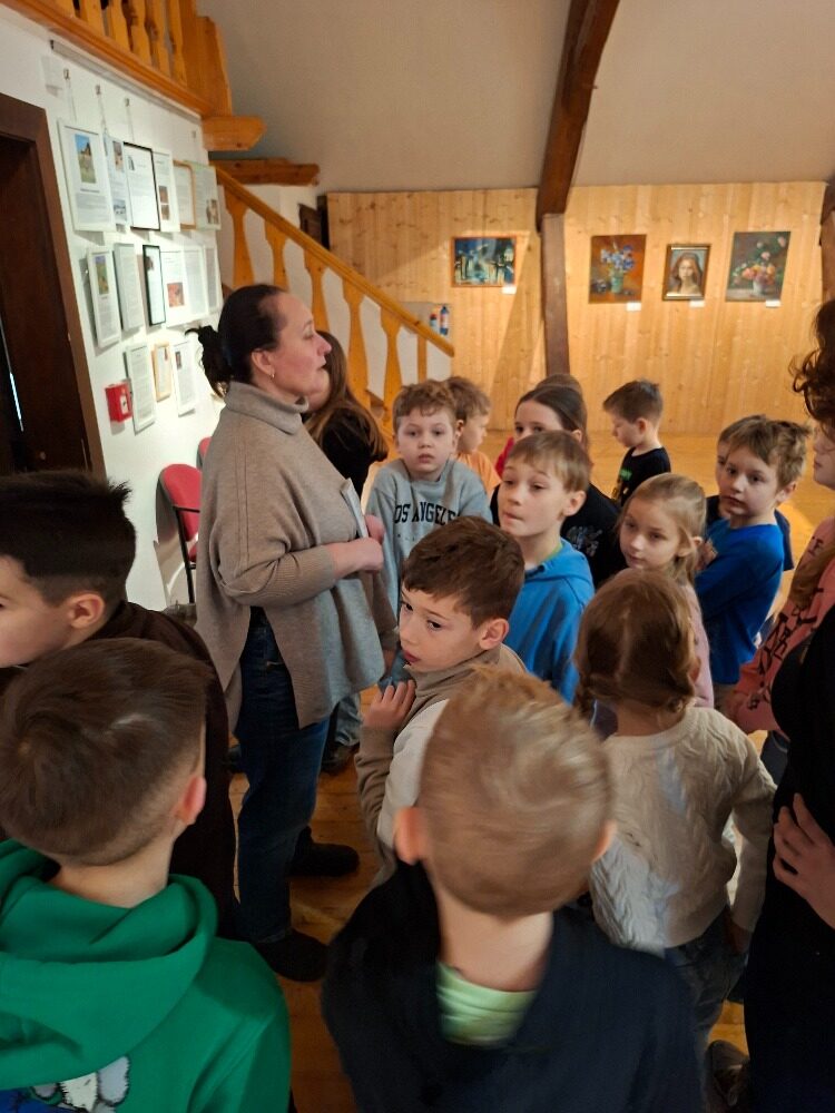 Děti naslouchají výkladu během prohlídky výstavy