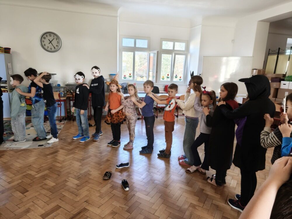 Děti při společné skupinové aktivitě ve škole