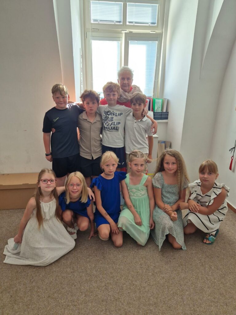 Společná fotografie dětí s pedagožkou