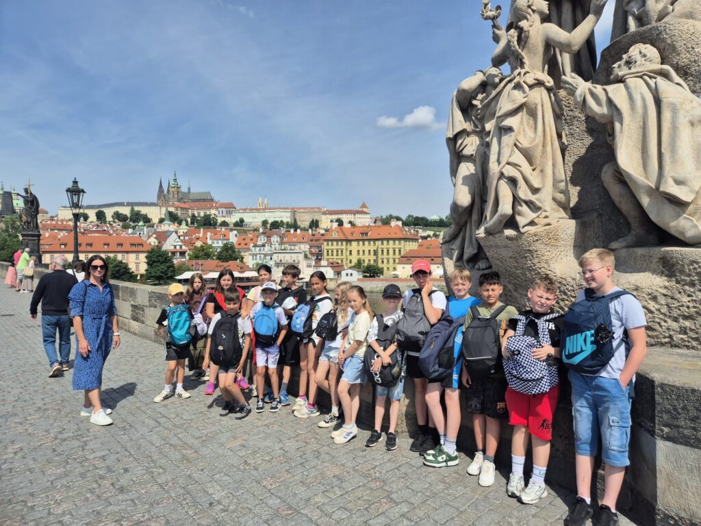 Společná fotografie žáků na Karlově mostě v Praze